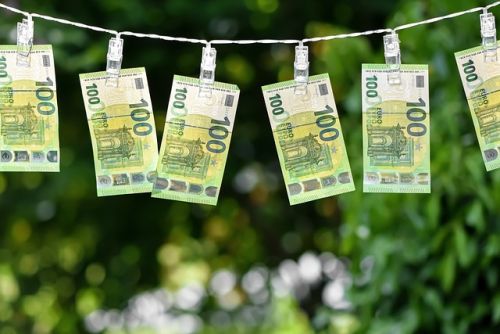 Corde à linge sur laquelle sont pincés 6 billets d'une valeur de cent euros